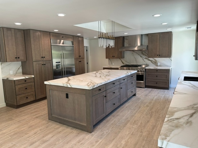 Kitchen island with Calacatta marble top and pendant lighting