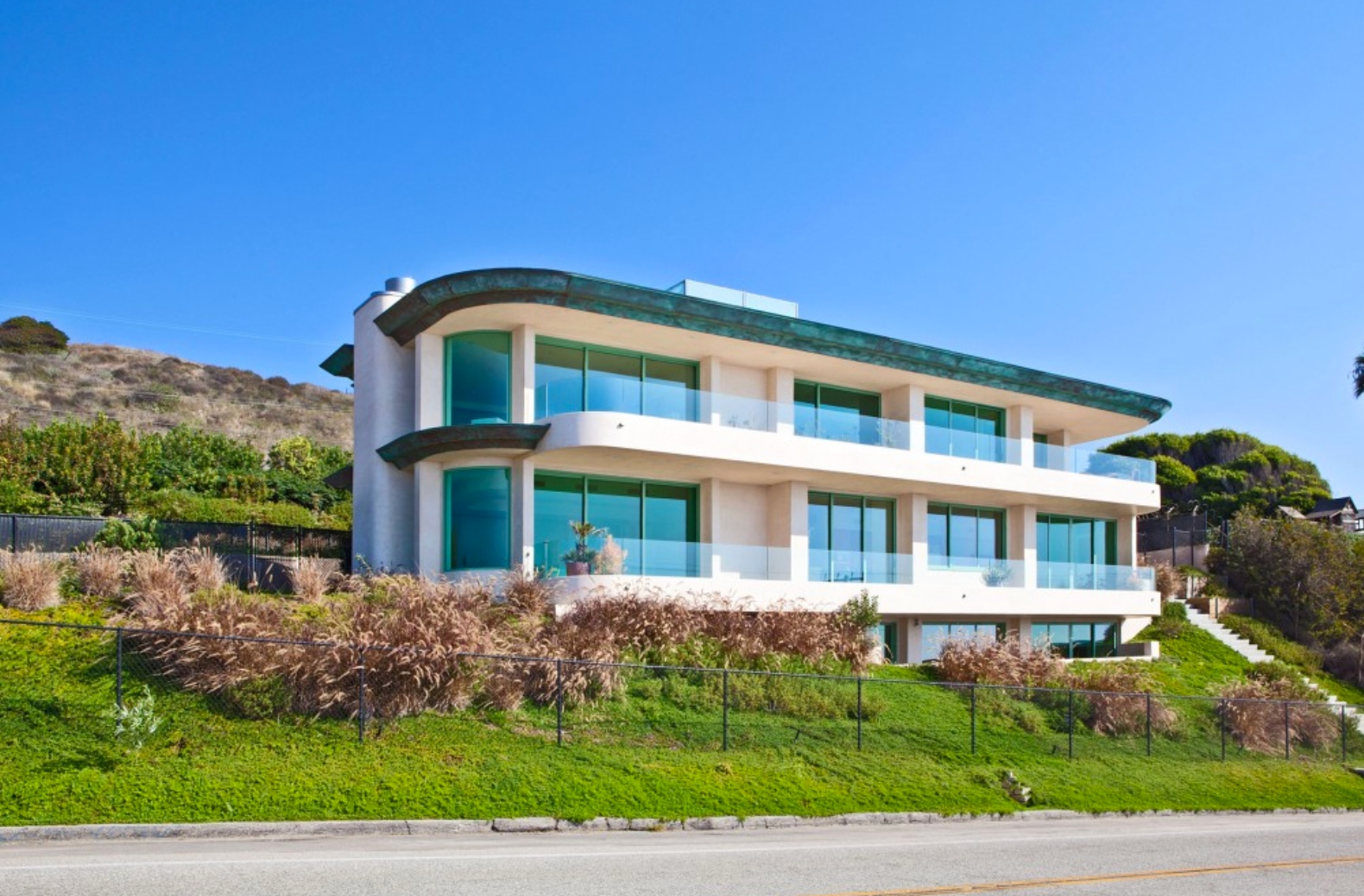 Luxury modern home built by Dale Building Corp in Malibu, CA